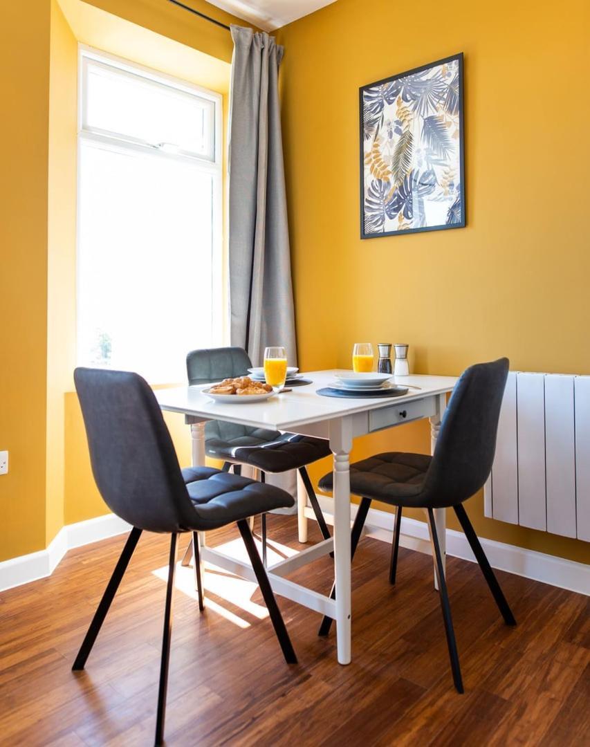 Studio Apartment With 65" Smart Tv Newport  Exterior foto