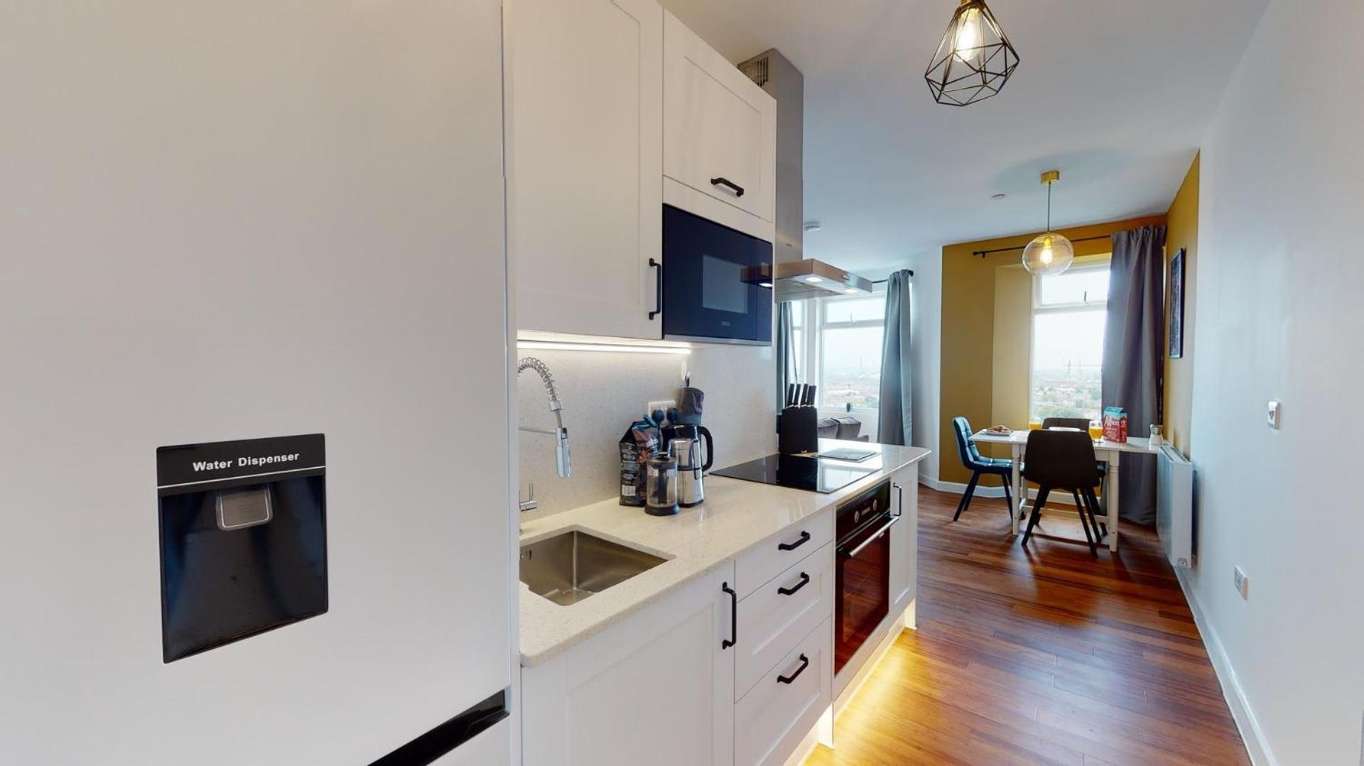 Studio Apartment With 65" Smart Tv Newport  Exterior foto