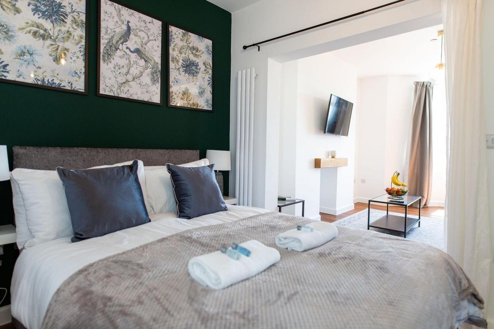 Studio Apartment With 65" Smart Tv Newport  Exterior foto